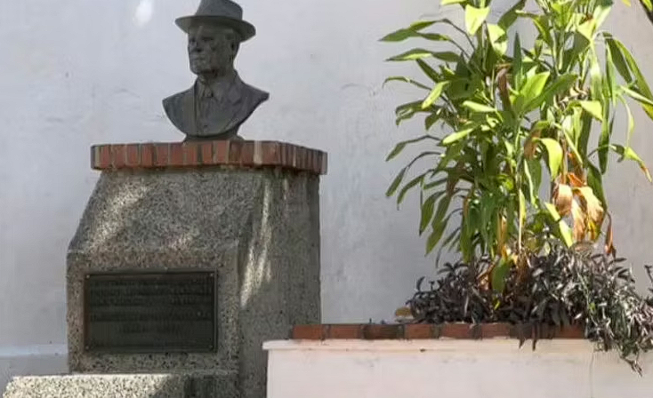 Estatua de Flores Contreras sobre la calle Matamoros, Puerto Vallarta.